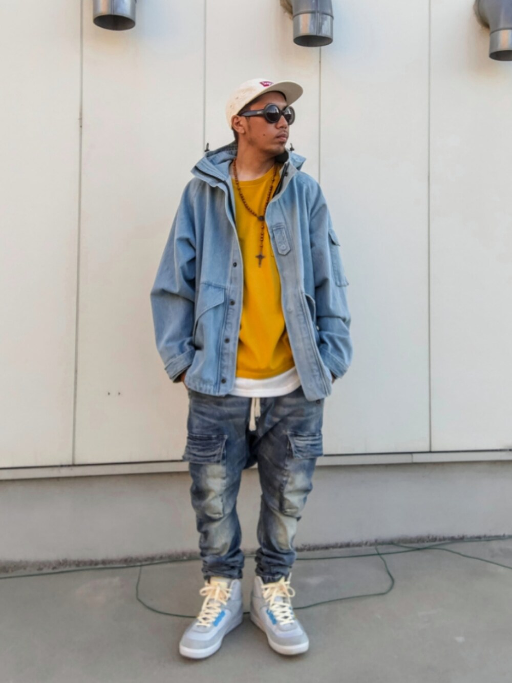 ブルー系のその他アウター、イエロー系のTシャツ/カットソー、ホワイト系のタンクトップを着用したメンズの秋コーディネートの2枚目の写真