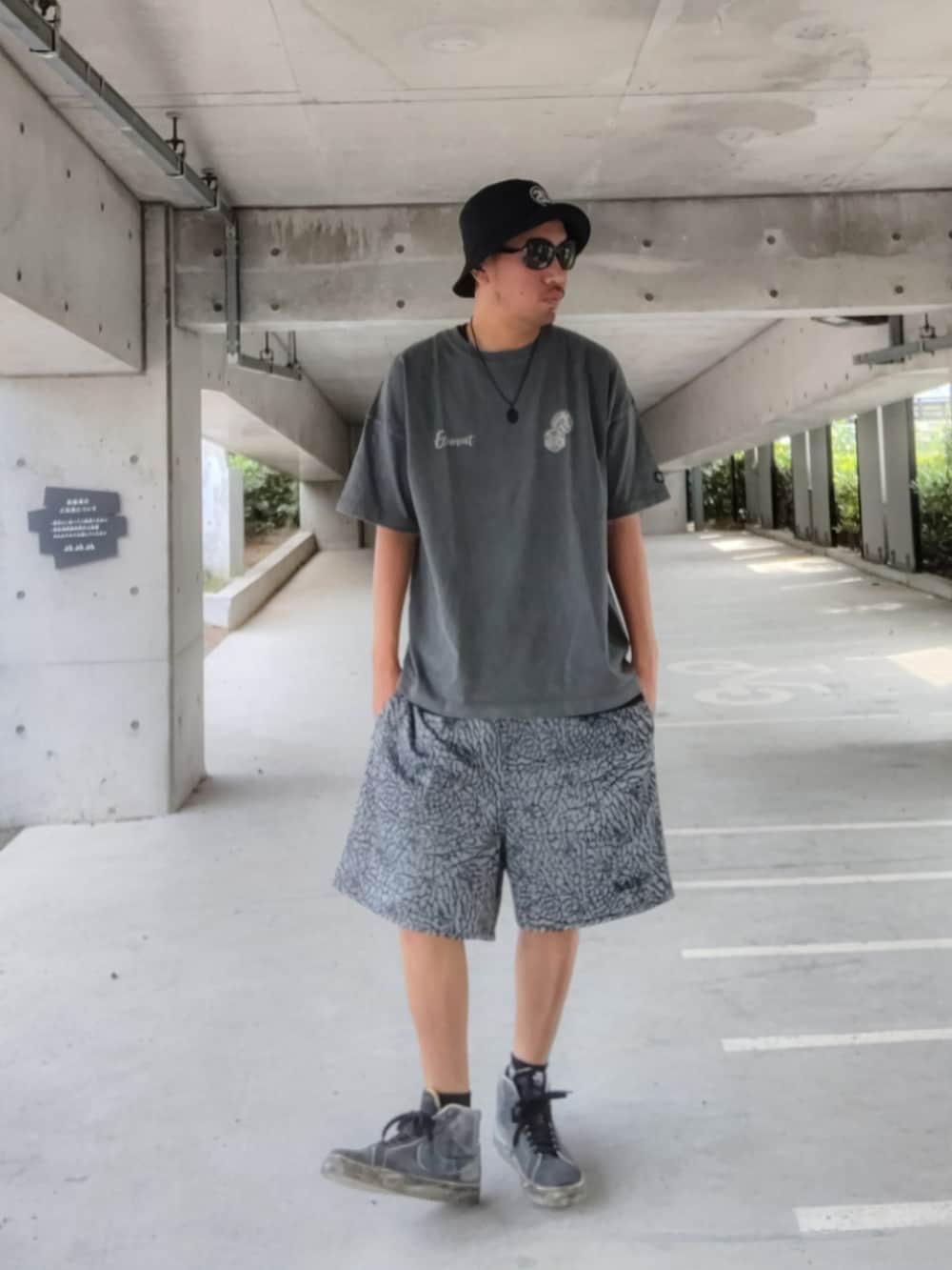 ブラック系のTシャツ/カットソー、ブラック系のタンクトップ、グレー系のパンツを着用したメンズの秋コーディネートの2枚目の写真