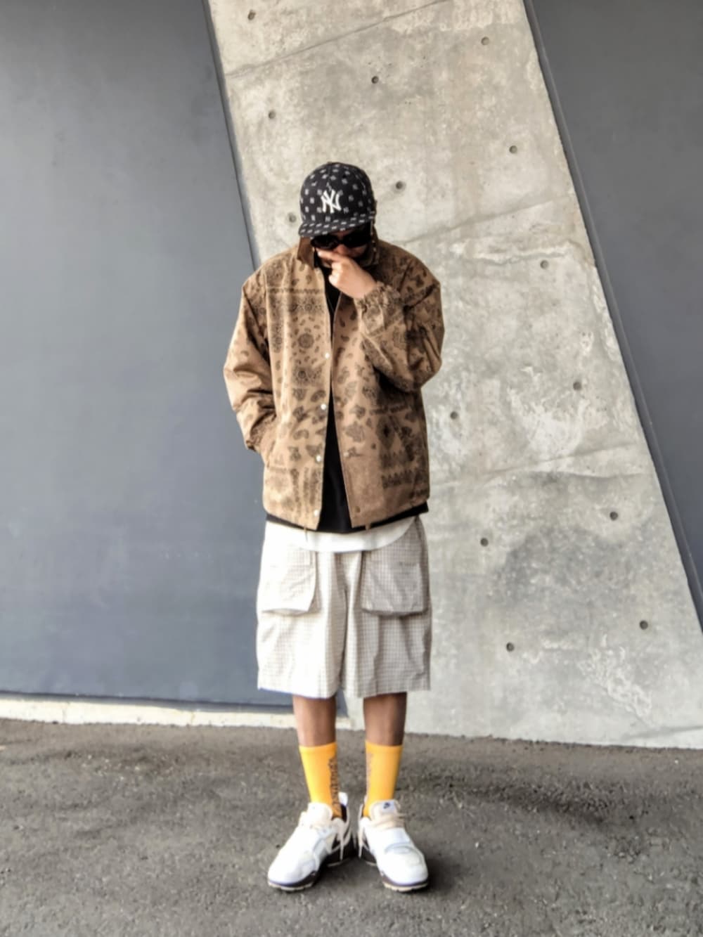 ベージュ系のジャケット/アウター、ブラック系のスウェット、ホワイト系のパンツを着用したメンズの春コーディネートの3枚目の写真