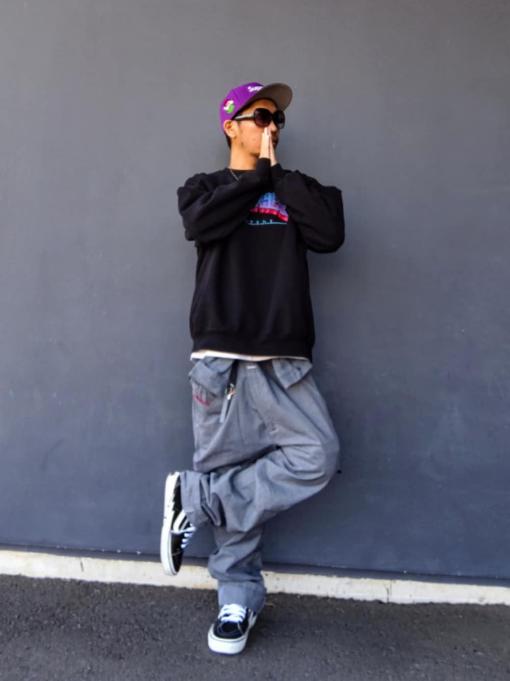 ブラック系のスウェット、グレー系のつなぎ/オールインワン、ブラック系のスニーカーを着用したメンズの冬コーディネートの2枚目の写真