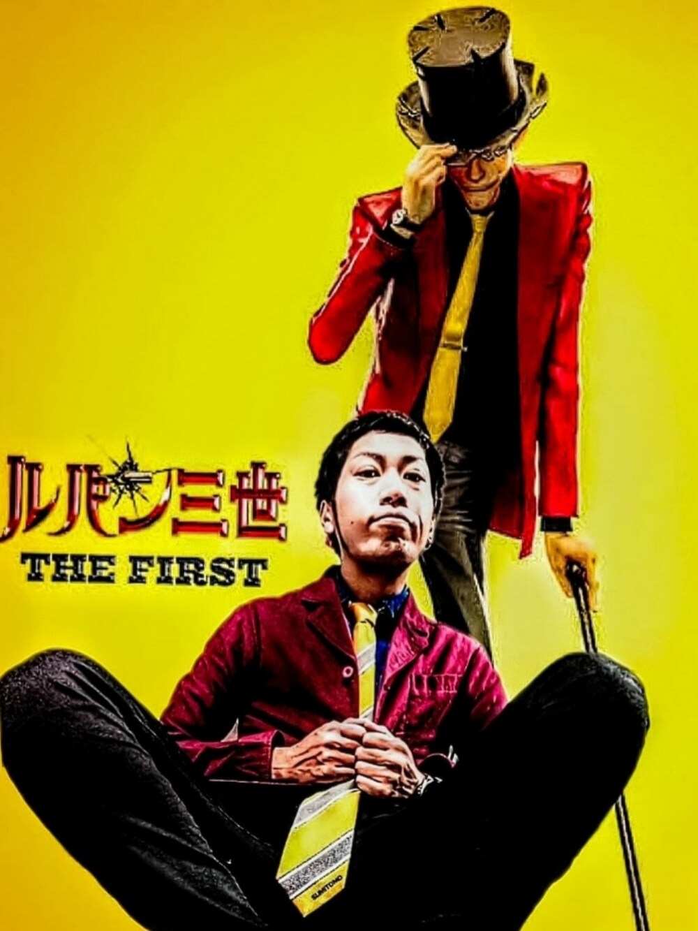 ブラック系のTシャツ/カットソー、ホワイト系のタンクトップ、ブラック系のチノパンツを着用したメンズの秋コーディネートの4枚目の写真