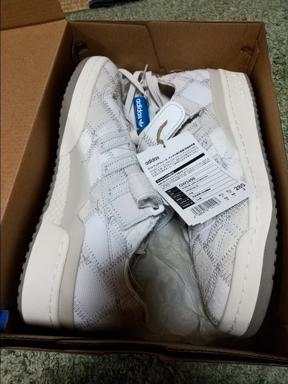 グレー系のジャケット/アウター、ホワイト系のTシャツ/カットソー、ブラック系のデニムパンツを着用したメンズの冬コーディネートの4枚目の写真