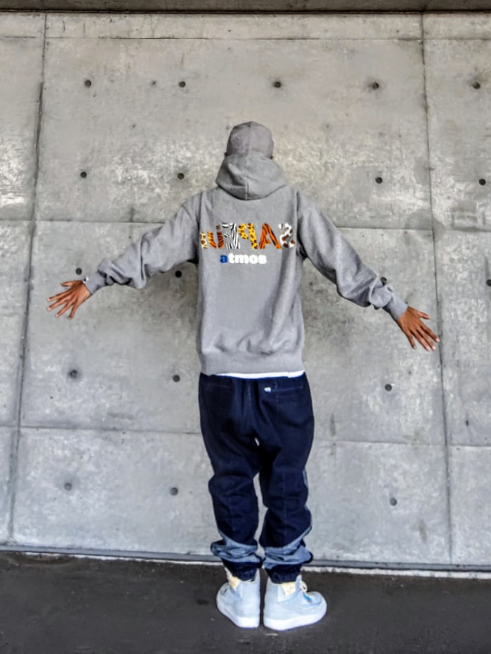 グレー系のパーカー、ホワイト系のTシャツ/カットソー、ブルー系のデニムパンツを着用したメンズの冬コーディネートの2枚目の写真