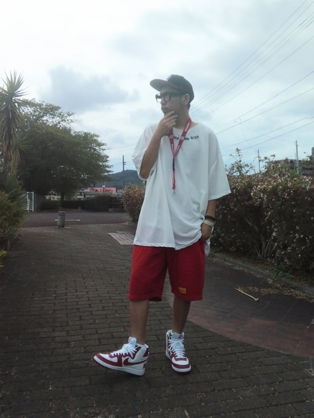 「ストリート、メガネ男子、NIKE、ターミネーター、赤パンツ、ハーフパンツ、Manfinity、element、supreme、赤白、47 BRAND、休日コーデ、ネックストラップ」｜「'47のアイテム（キャップ、ブラック系）」を使った、hasshi(ハッシー)さん（メンズ・172cm）の秋コーディネートの2枚目の写真