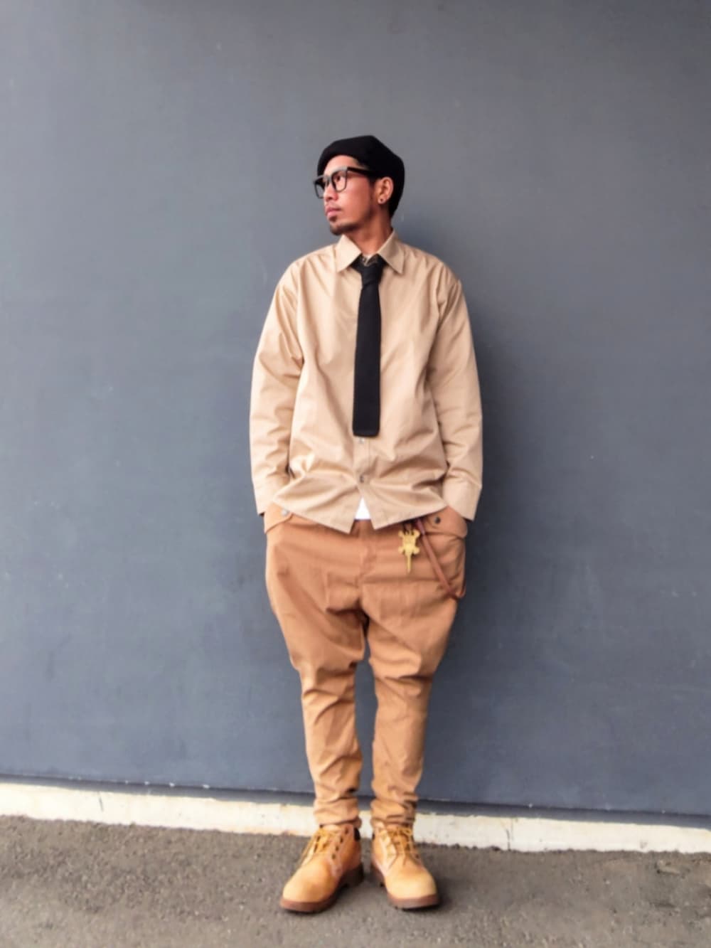 ベージュ系のシャツ/ブラウス、ベージュ系のその他パンツ、イエロー系のブーツを着用したメンズの春コーディネートの2枚目の写真