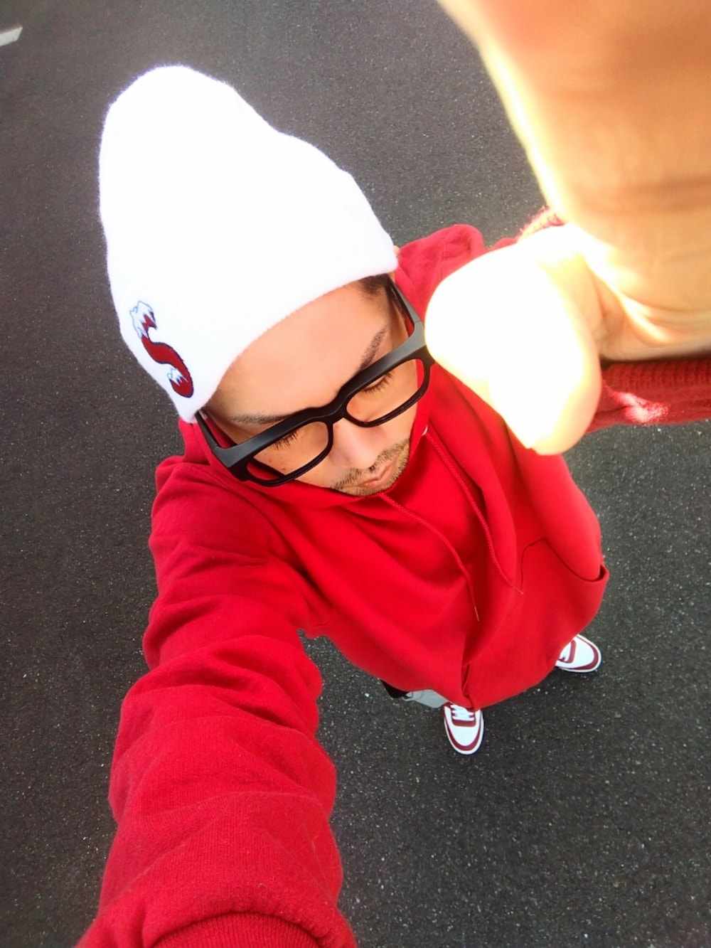 レッド系のパーカー、ブラック系のTシャツ/カットソー、その他のスウェットパンツを着用したメンズの秋コーディネートの3枚目の写真