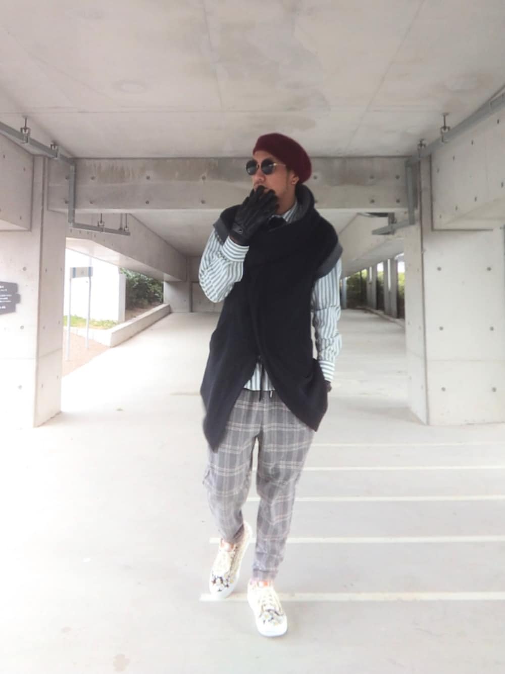 ブラック系のベスト、グリーン系のシャツ/ブラウス、ベージュ系のその他パンツを着用したメンズの冬コーディネートの2枚目の写真