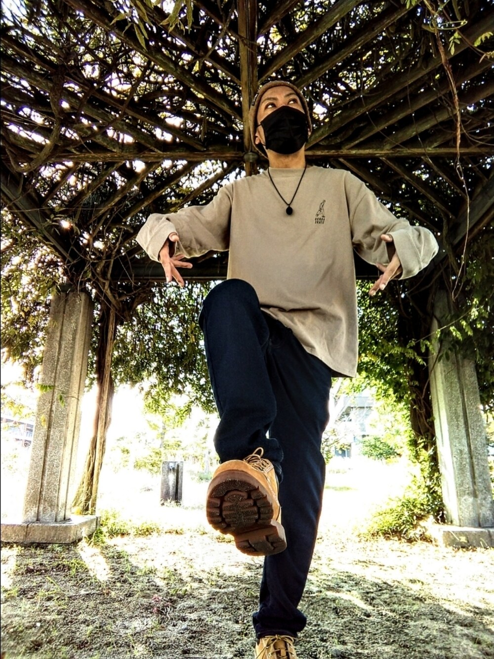 ベージュ系のTシャツ/カットソー、ブルー系のデニムパンツ、イエロー系のブーツを着用したメンズの秋コーディネートの2枚目の写真