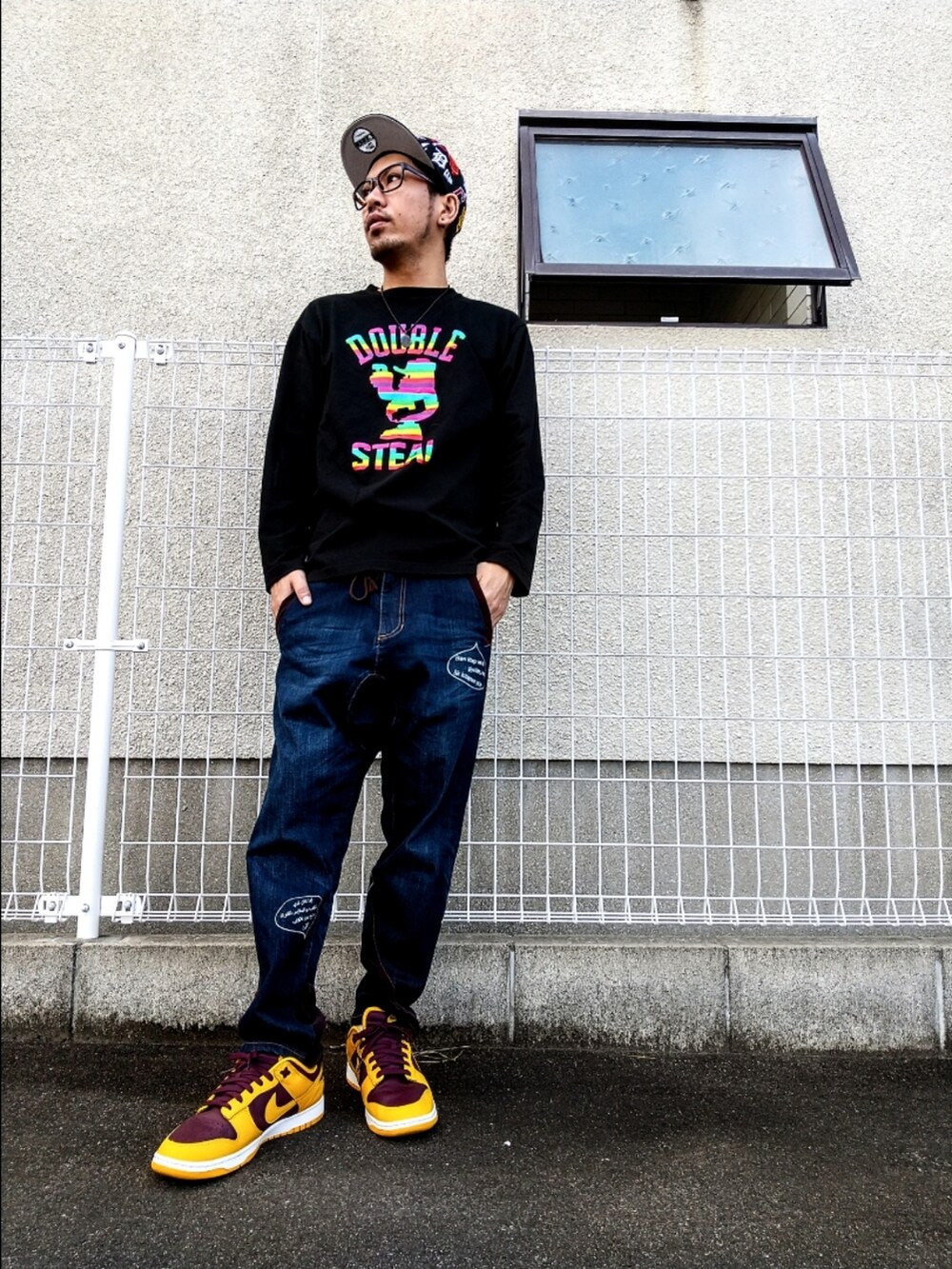 ベージュ系のチェスターコート、ピンク系のシャツ/ブラウス、ブラック系のデニムパンツを着用したメンズの秋コーディネートの3枚目の写真