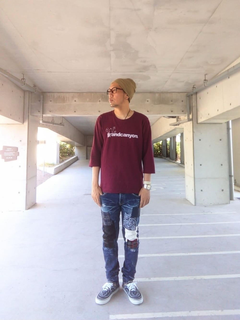 ブラウン系のTシャツ/カットソー、その他のデニムパンツ、ブラック系のスニーカーを着用したメンズの夏コーディネートの2枚目の写真