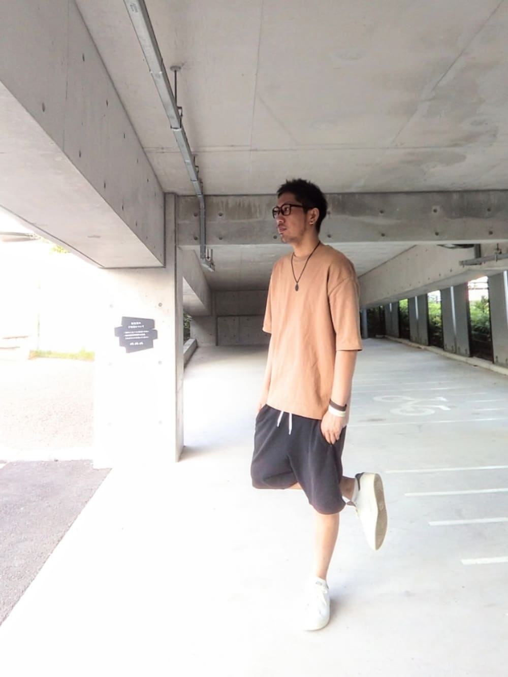 ブラウン系のTシャツ/カットソー、ブラック系のその他パンツ、ホワイト系のスニーカーを着用したメンズの夏コーディネートの2枚目の写真