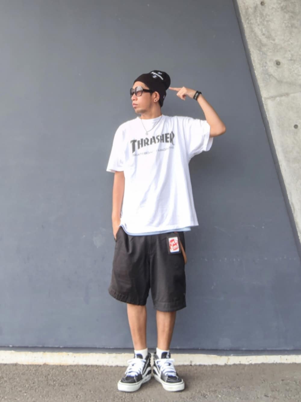 ホワイト系のTシャツ/カットソー、ブラック系のその他パンツ、ブラック系のスニーカーを着用したメンズの秋コーディネートの2枚目の写真