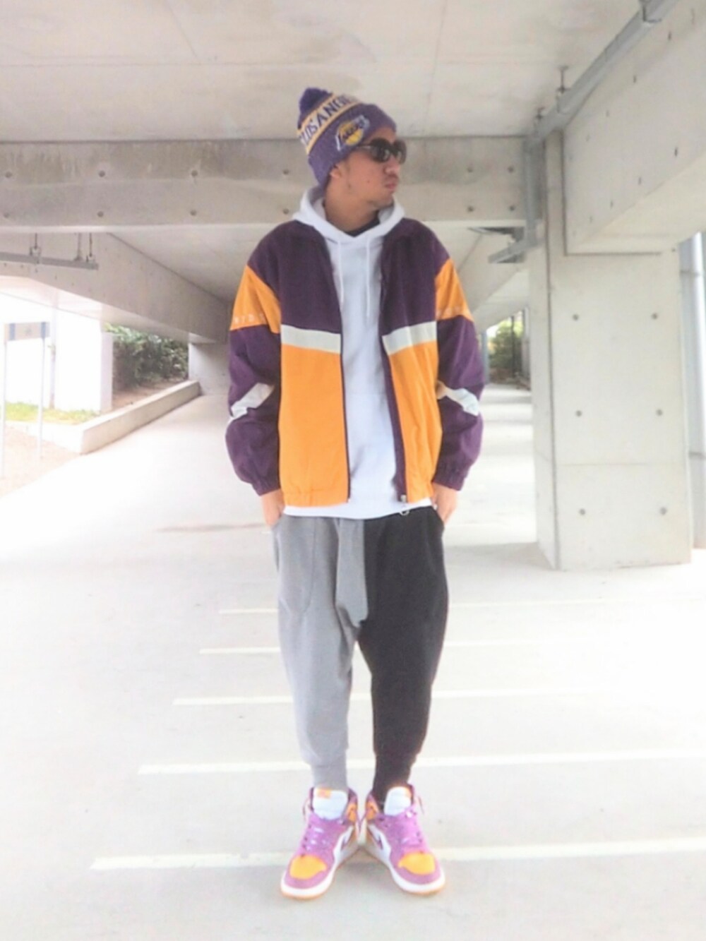 ホワイト系のパーカー、パープル系のナイロンジャケット、その他のスウェットパンツを着用したメンズの冬コーディネートの2枚目の写真