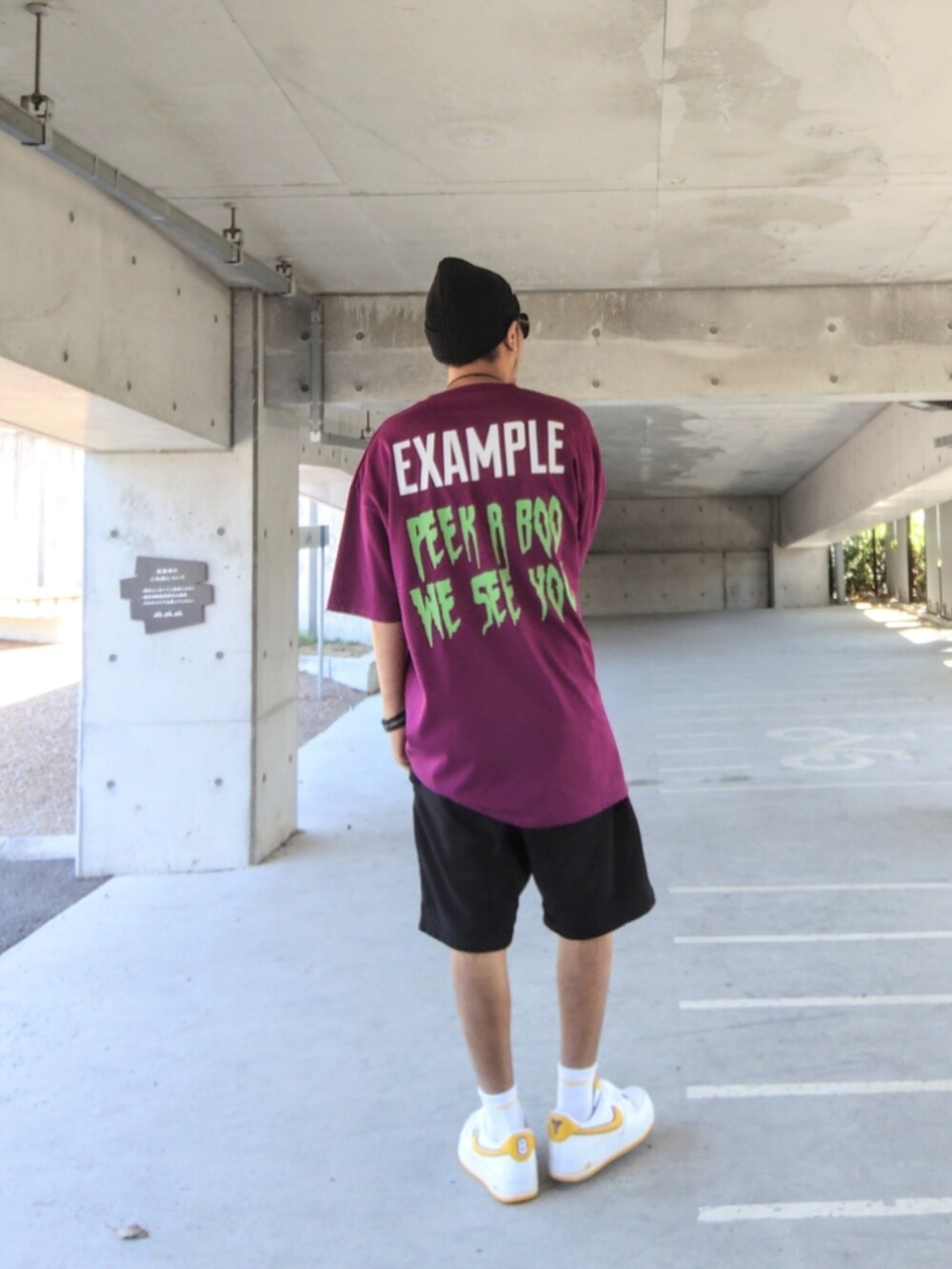パープル系のTシャツ/カットソー、ブラック系のその他パンツ、ホワイト系のスニーカーを着用したメンズの夏コーディネートの2枚目の写真