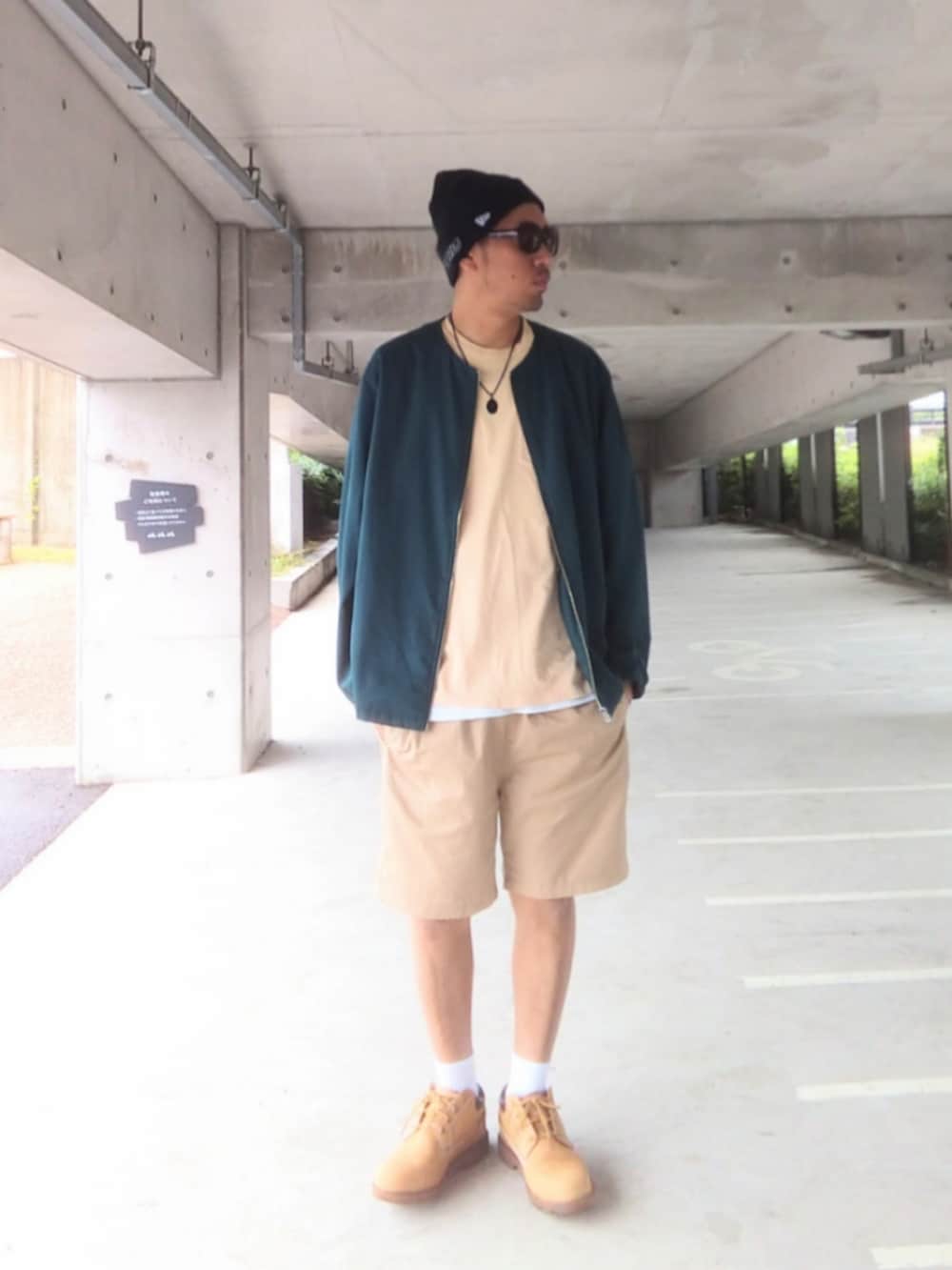 「ストリート、レイヤードスタイル、supreme、NEW ERA、WEGO、ホワイトソックス、Timberland、back number、ノーカラージャケット、ベージュ、淡色コーデ、ニット帽、サングラス、ハーフパンツ」｜「Supreme のSupreme New Era Script Beanie Black(FW18)（ニットキャップ/ビーニー、ブラック系）」を使った、hasshi(ハッシー)さん（骨格ナチュラル・メンズ・172cm）の夏コーディネートの2枚目の写真