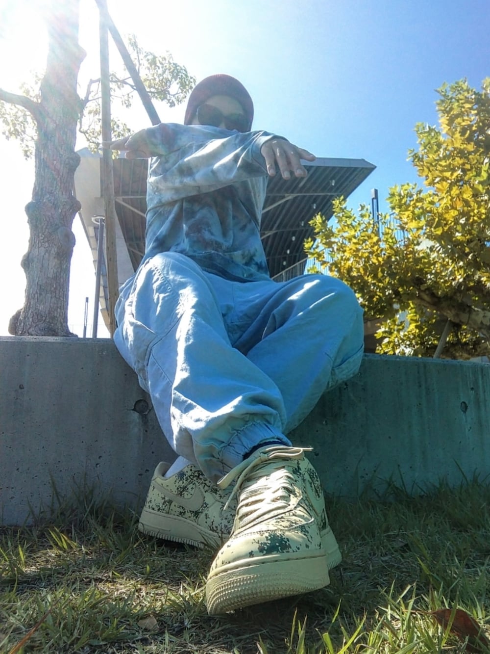 グレー系のTシャツ/カットソー、ホワイト系のカーゴパンツ、ベージュ系のスニーカーを着用したメンズの秋コーディネートの2枚目の写真