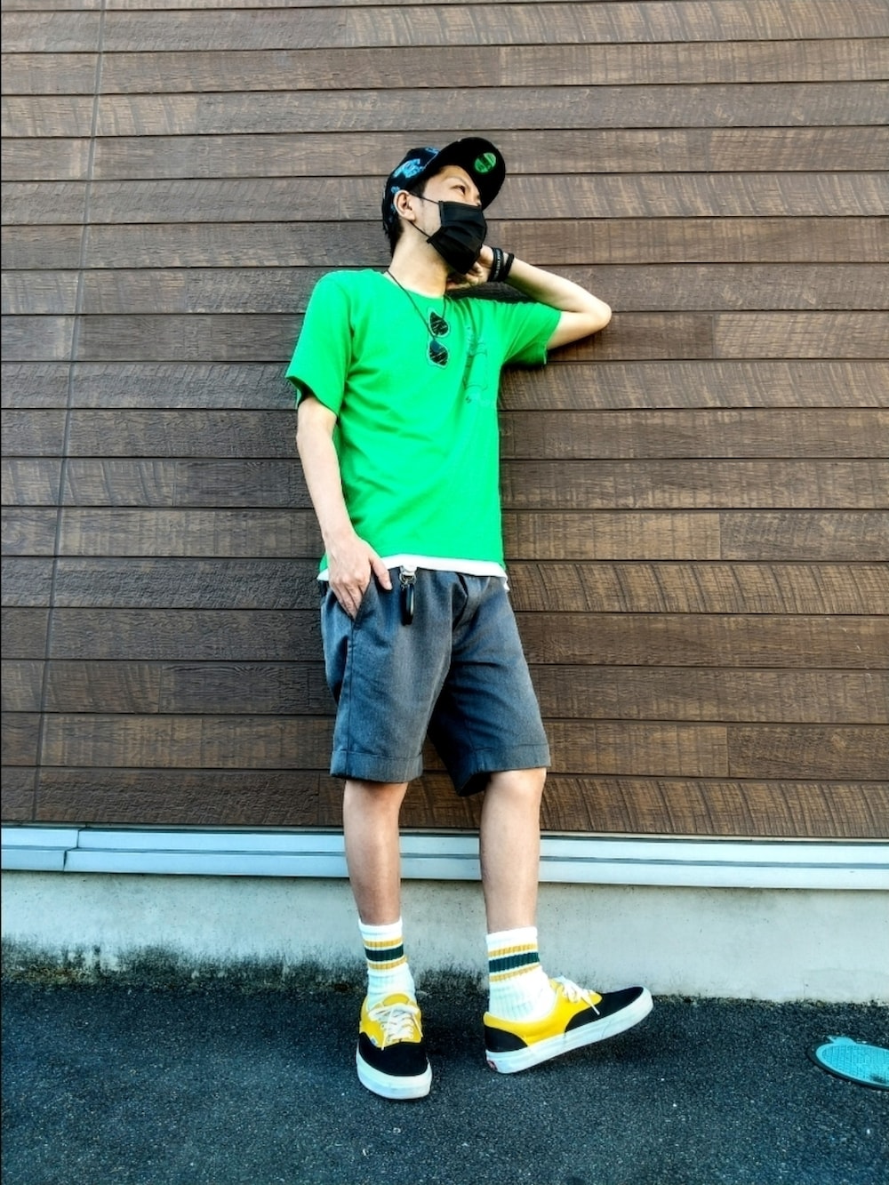 「ディッキーズ、ハーフパンツ、UNIQLO、サンタクルーズ、VANSのスニーカー、緑コーデ、レイヤード、ニューエラ キャップ、ニューエラコラボ、スターウォーズ、緑Tシャツ、スニーカー、アツいコーデ全部見せ」|「STAR WARSのアイテム(Tシャツ/カットソー、グリーン系)」を使った、hasshi(ハッシー)さん(メンズ・172cm)の夏コーディネートの2枚目の写真