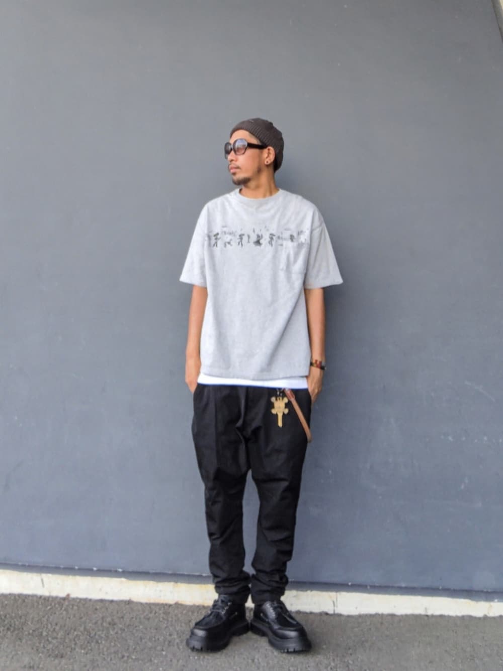 グレー系のTシャツ/カットソー、ホワイト系のタンクトップ、ブラック系のその他パンツを着用したメンズの夏コーディネートの2枚目の写真
