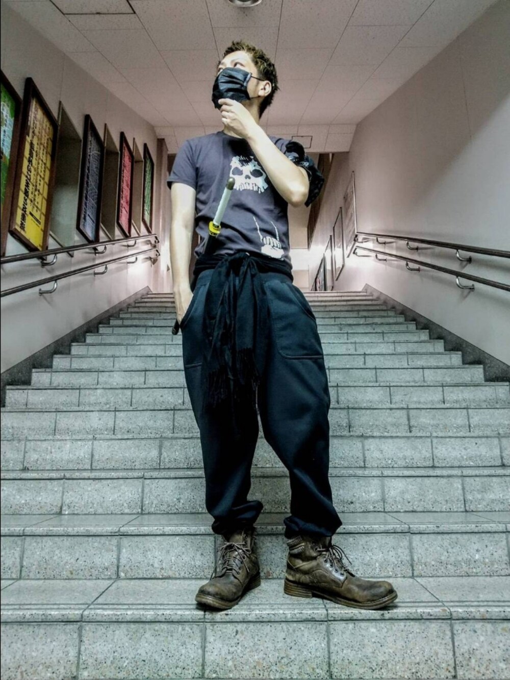ブラック系のTシャツ/カットソー、ブラック系のスウェットパンツ、ブラウン系のブーツを着用したメンズの秋コーディネートの2枚目の写真