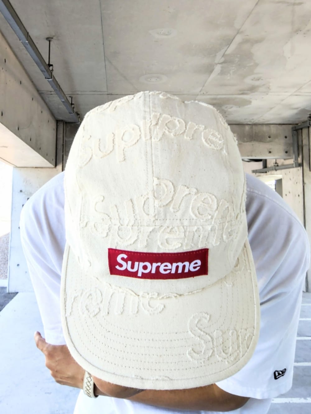 ホワイト系のTシャツ/カットソー、ブルー系のデニムパンツ、ホワイト系のスニーカーを着用したメンズの夏コーディネートの3枚目の写真