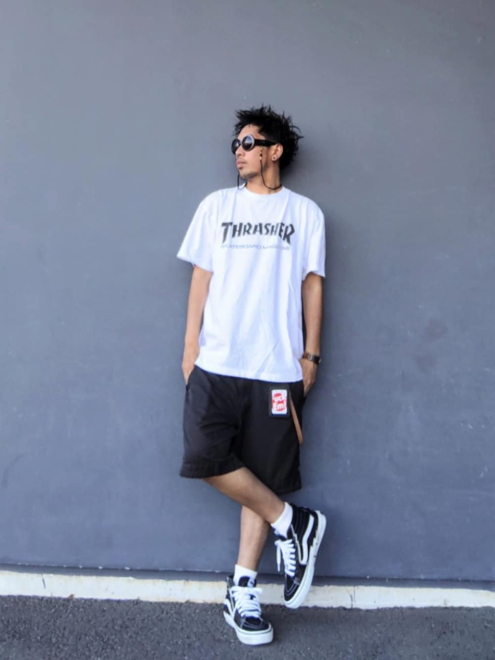 ホワイト系のTシャツ/カットソー、ブラック系のその他パンツ、ブラック系のスニーカーを着用したメンズの秋コーディネートの2枚目の写真