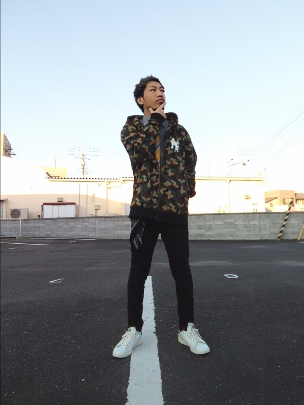 その他のパーカー、イエロー系のネクタイ、その他のシャツ/ブラウスを着用したメンズの冬コーディネートの2枚目の写真