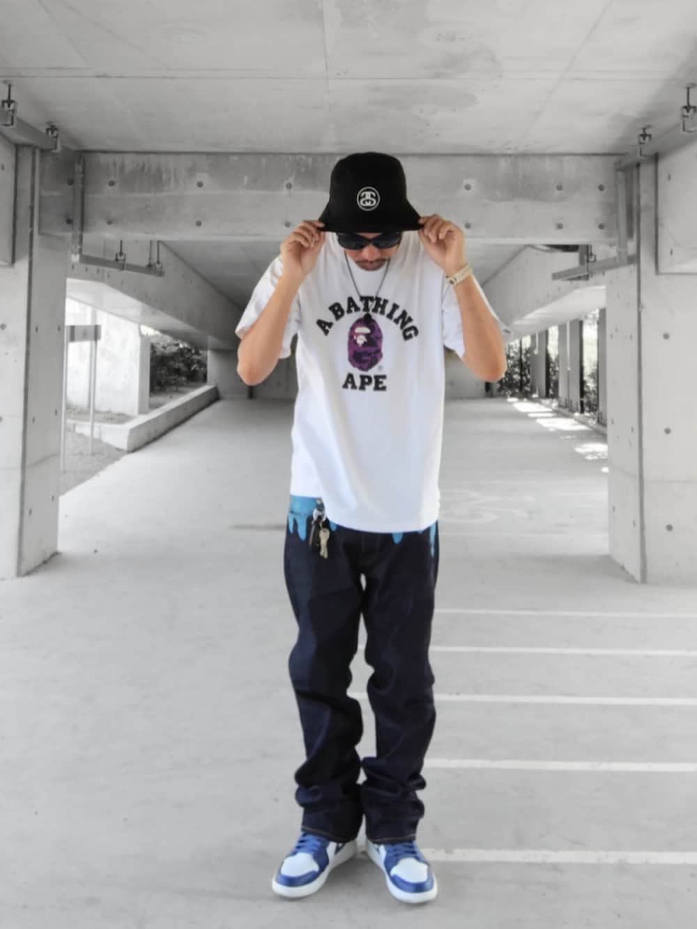 ホワイト系のTシャツ/カットソー、ブルー系のデニムパンツ、ブルー系のスニーカーを着用したメンズの夏コーディネートの2枚目の写真