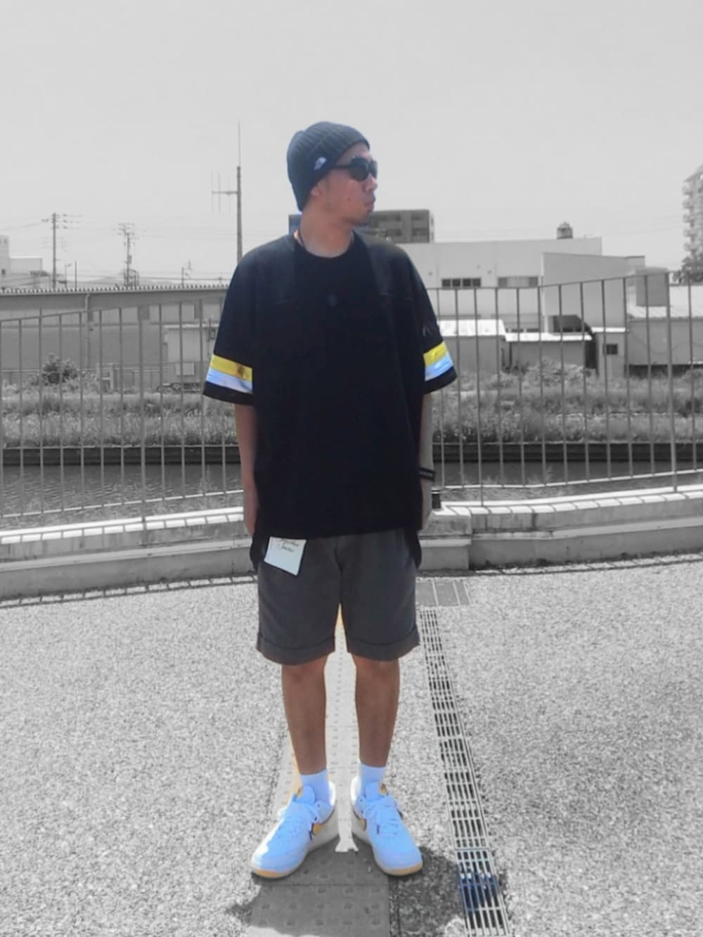 ブラック系のTシャツ/カットソー、グレー系のその他パンツ、ホワイト系のスニーカーを着用したメンズの夏コーディネートの2枚目の写真