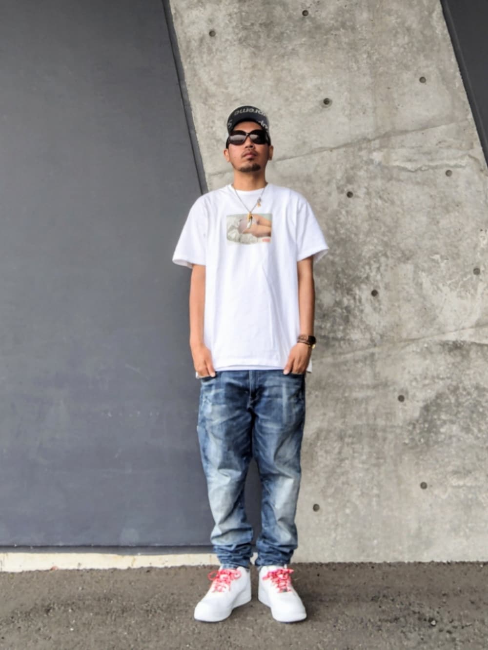 ホワイト系のTシャツ/カットソー、ホワイト系のタンクトップ、ブルー系のデニムパンツを着用したメンズの夏コーディネートの2枚目の写真