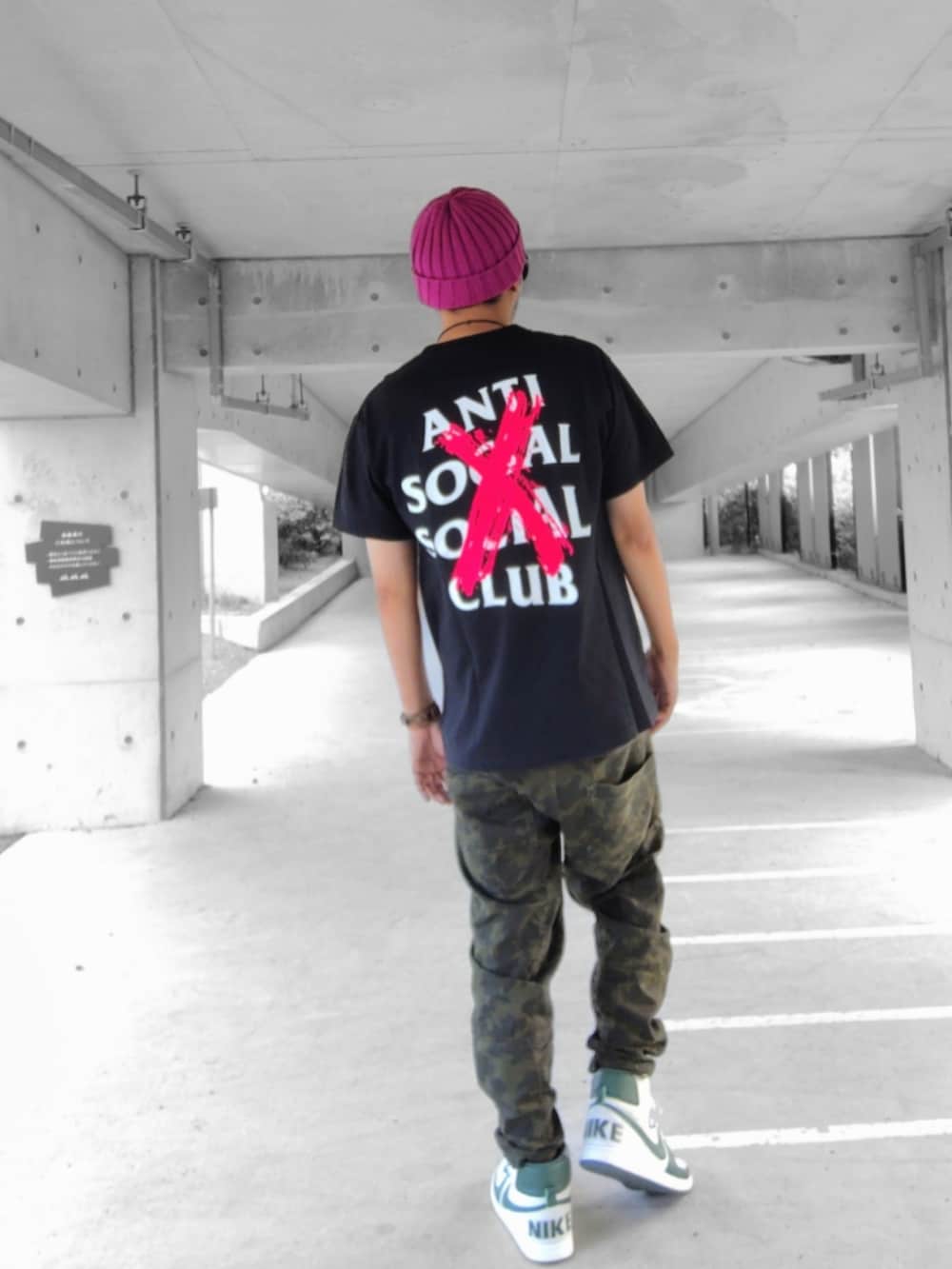 ブラック系のTシャツ/カットソー、その他のパンツ、ホワイト系のスニーカーを着用したメンズの秋コーディネートの3枚目の写真