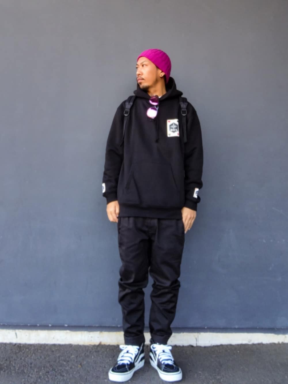 ブラック系のパーカー、ブラック系のバックパック/リュック、ブラック系のパンツを着用したメンズの冬コーディネートの2枚目の写真