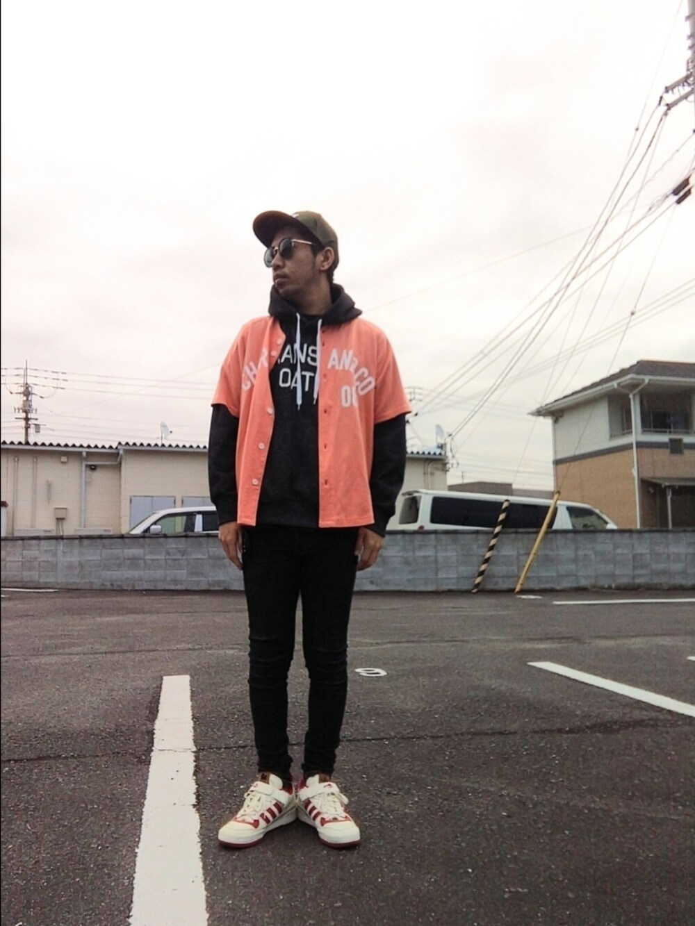 「チャリアンドコー(CHARI&CO)、パーカー、レイヤードスタイル、リドム、adidas、ホームアローン、THRASHER、スナップバック、サングラス、冬を彩る色いろコーデ、カジュアル、ファッションを楽しもう、服好きな人と繋がりたい、開拓の心」|「adidasのadidas FORUM HOME ALONE GZ4378(スニーカー、ホワイト系)」を使った、hasshi(ハッシー)さん(メンズ・172cm)の冬コーディネートの2枚目の写真