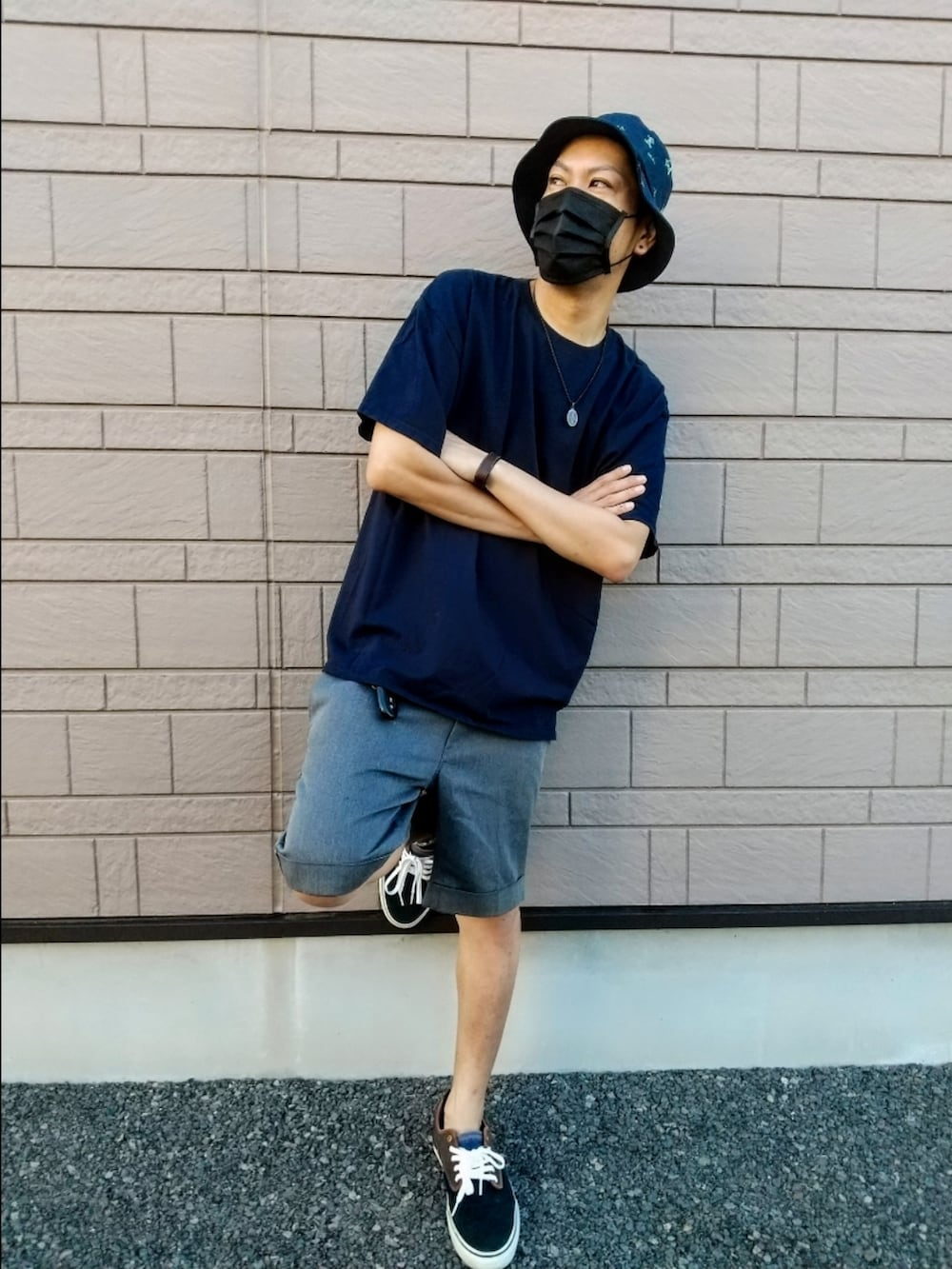 ブルー系のTシャツ/カットソー、ブラック系のスニーカー、グレー系のその他パンツを着用したメンズの夏コーディネートの3枚目の写真