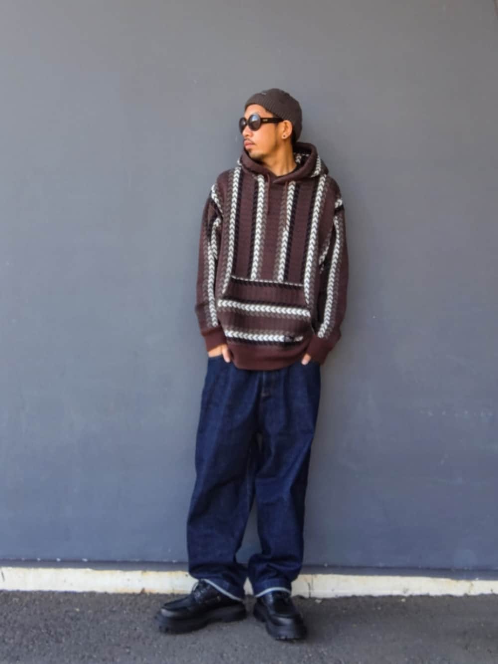 ブラウン系のパーカー、ブルー系のデニムパンツ、ブラック系のモカシン/デッキシューズを着用したメンズの冬コーディネートの2枚目の写真