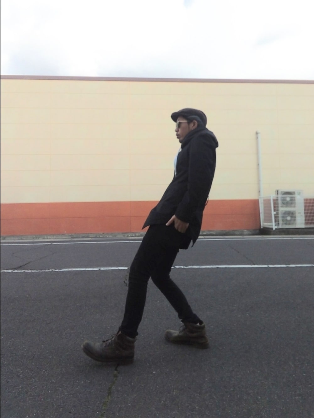 ブラック系のジャケット/アウター、ブラック系のデニムパンツ、ブラウン系のブーツを着用したメンズの春コーディネートの2枚目の写真