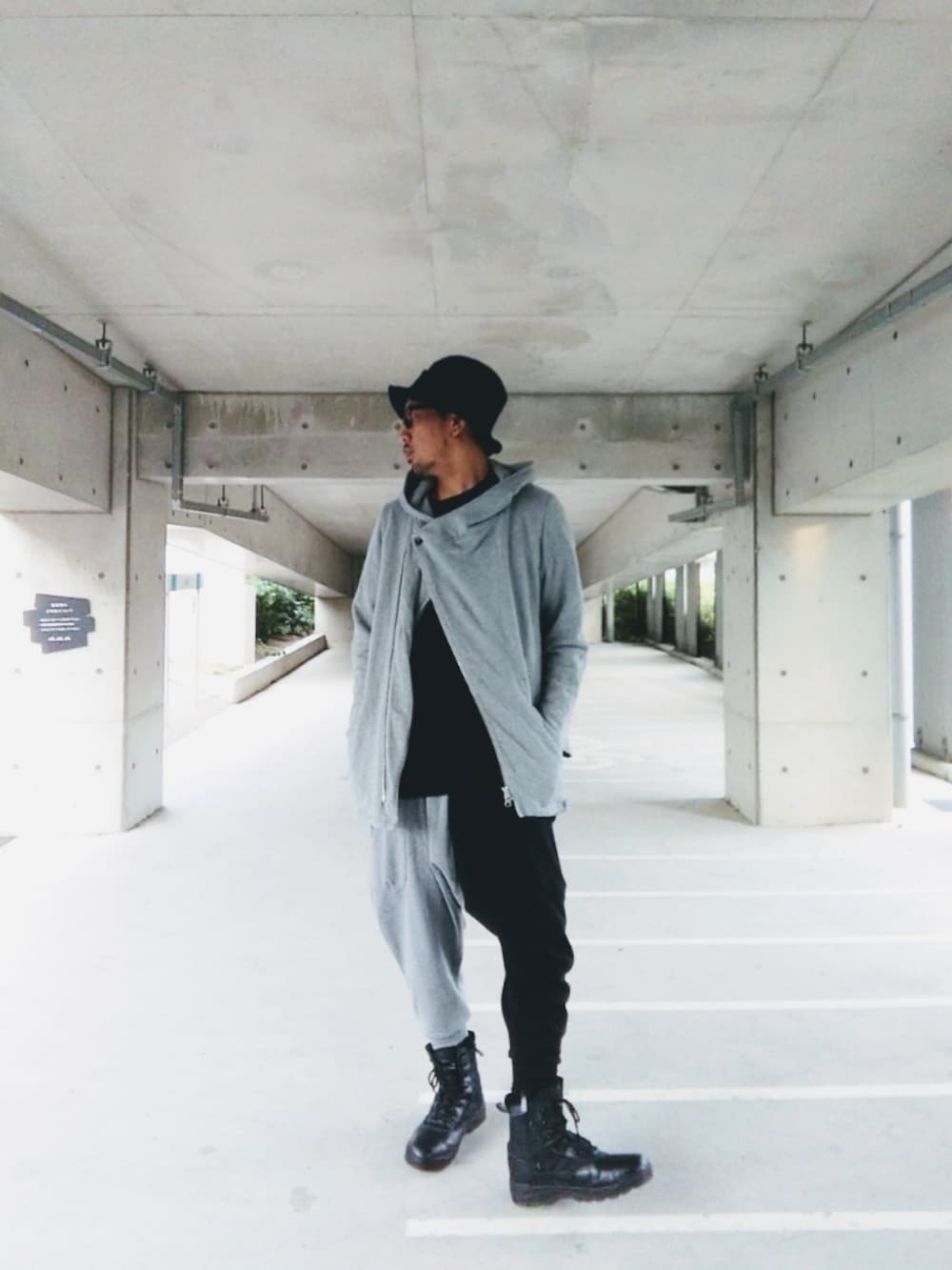 グレー系のパーカー、その他のスウェットパンツ、ブラック系のブーツを着用したメンズの秋コーディネートの3枚目の写真