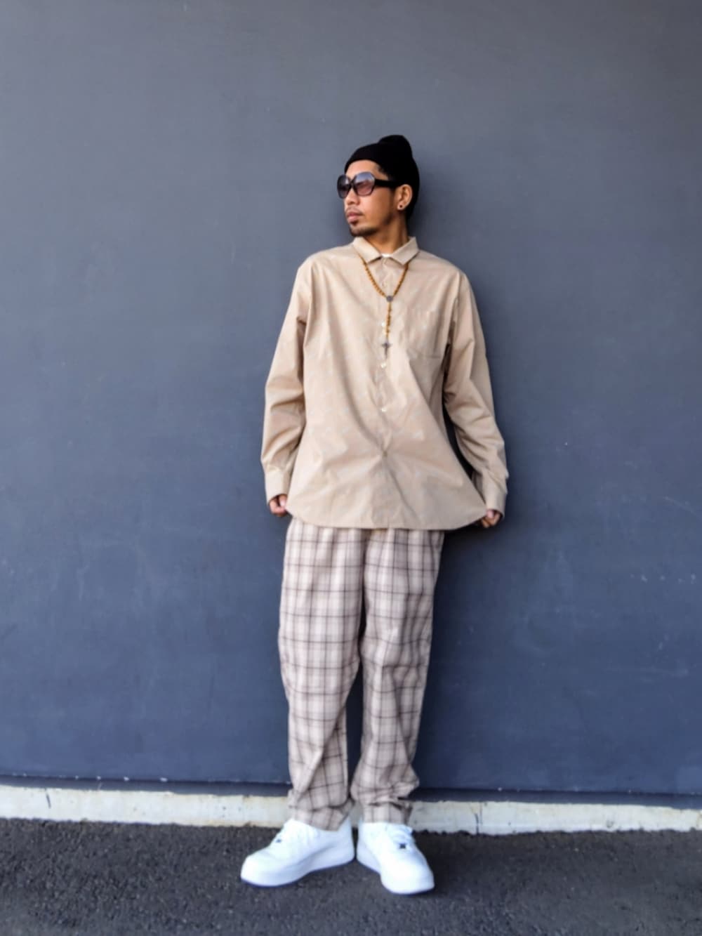 ベージュ系のシャツ/ブラウス、ベージュ系のその他パンツ、ホワイト系のスニーカーを着用したメンズの春コーディネートの2枚目の写真