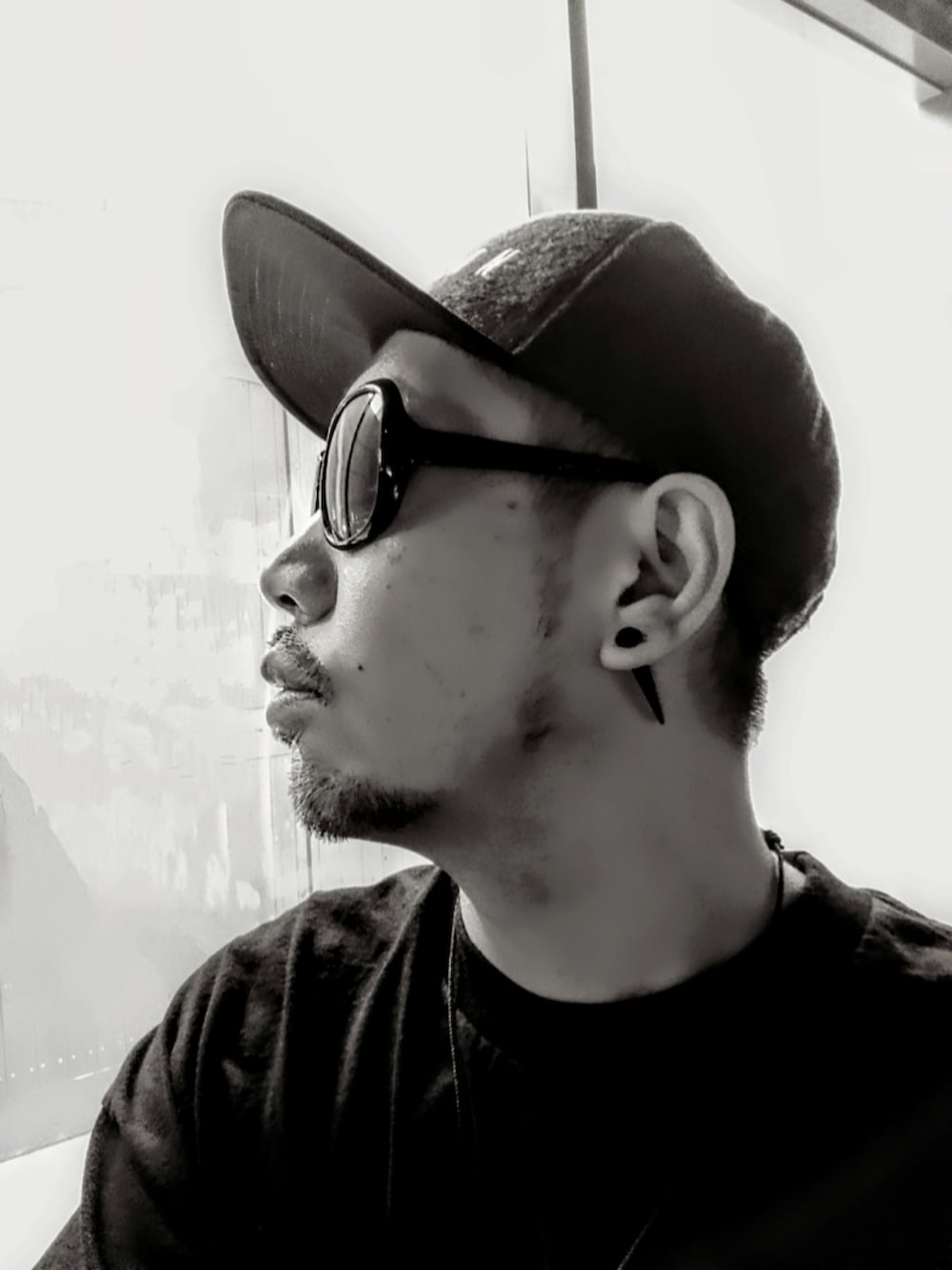 ブラック系のTシャツ/カットソー、その他のスウェットパンツ、グレー系のスニーカーを着用したメンズの夏コーディネートの3枚目の写真