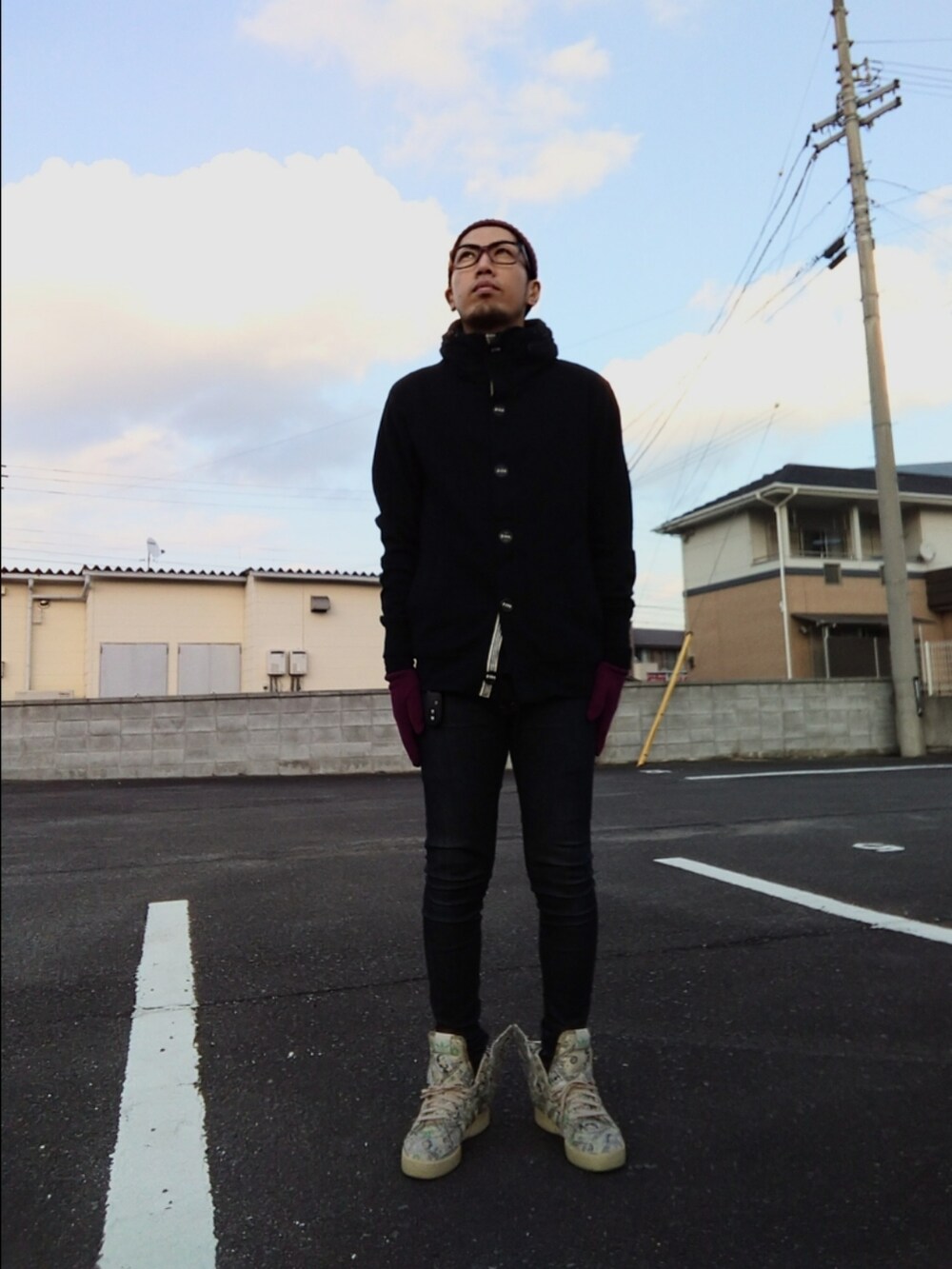 その他のスニーカー、ブルー系のデニムパンツ、ブラック系のジャケット/アウターを着用したメンズの冬コーディネートの3枚目の写真