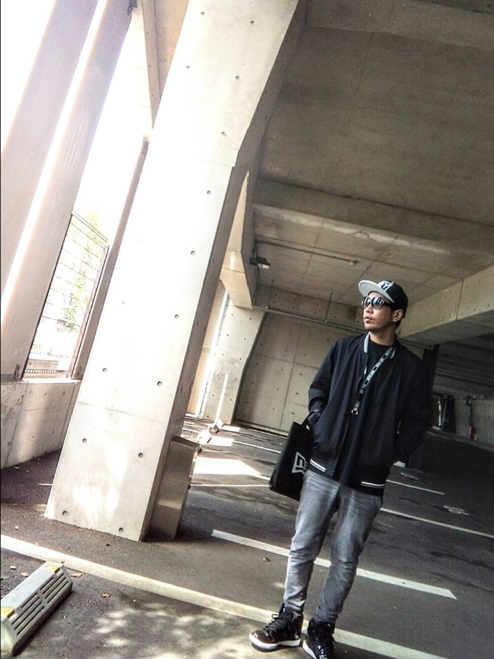 ブラック系のTシャツ/カットソー、その他のブルゾン、ブラック系のバッグを着用したメンズの春コーディネートの3枚目の写真