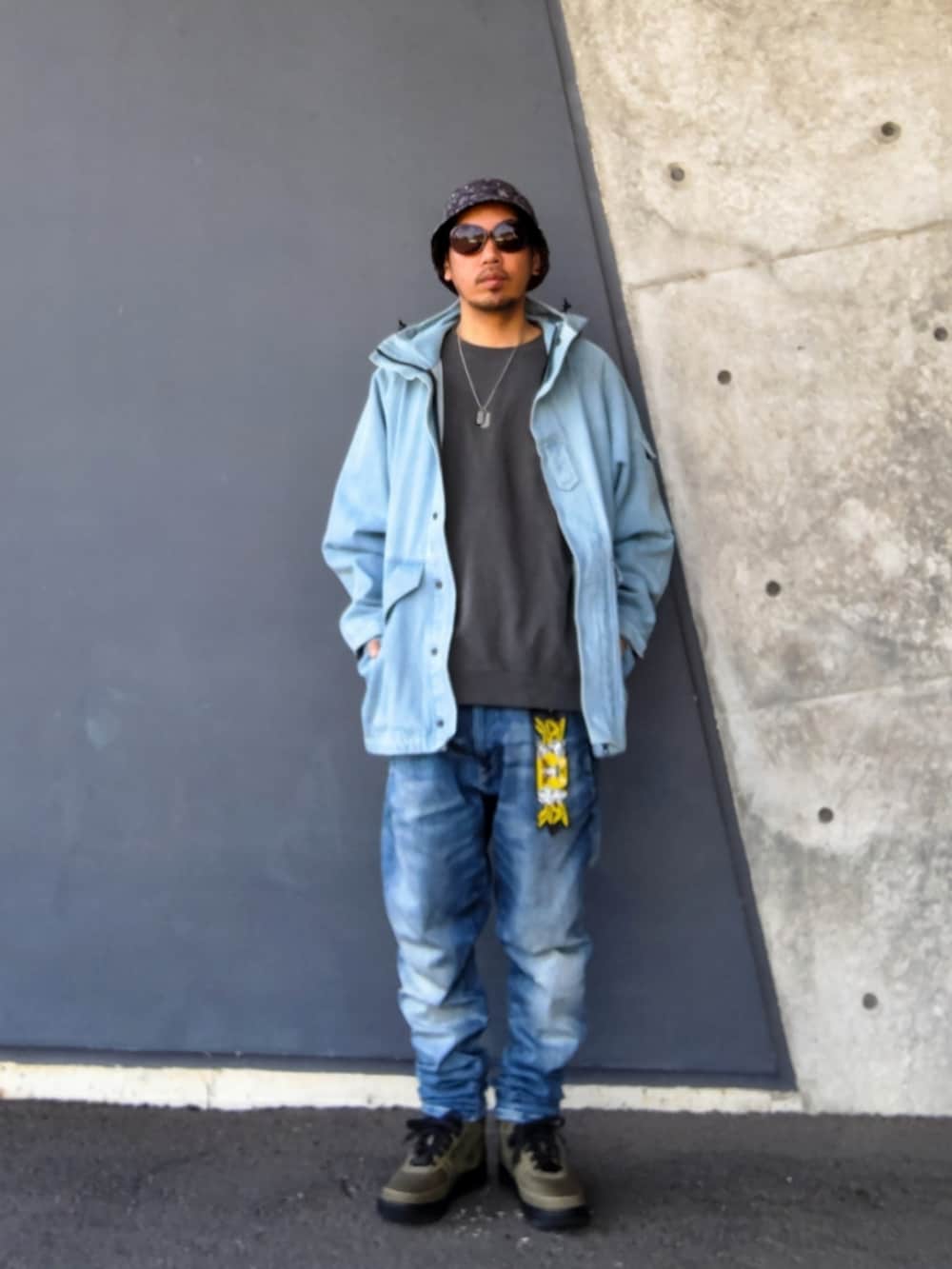 ブルー系のその他アウター、グレー系のスウェット、ブルー系のデニムパンツを着用したメンズの冬コーディネートの2枚目の写真