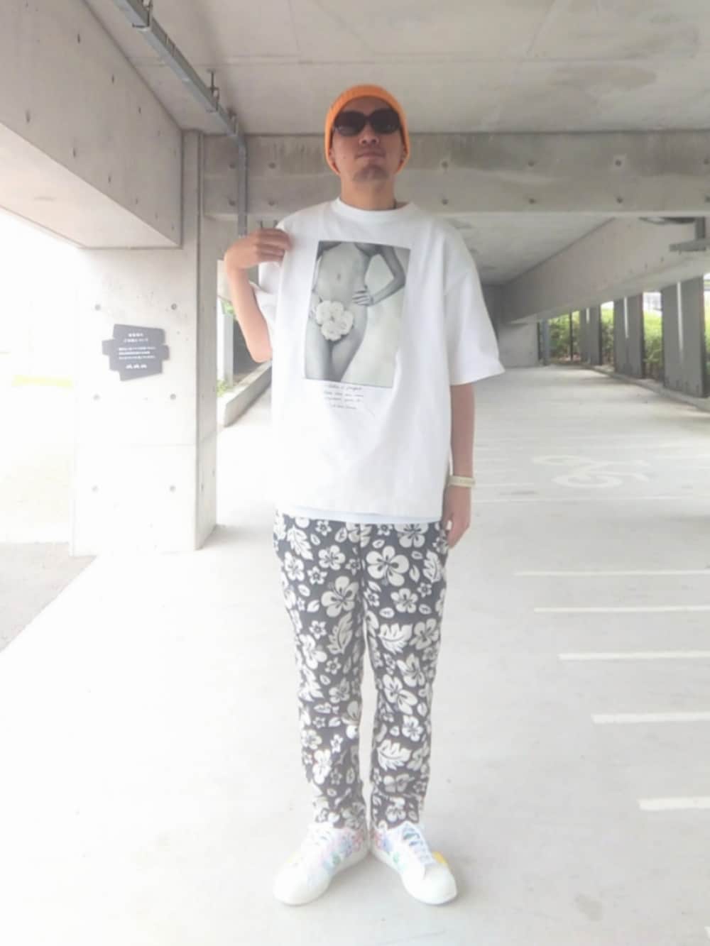 ホワイト系のTシャツ/カットソー、ブラック系のその他パンツ、その他のスニーカーを着用したメンズの春コーディネートの2枚目の写真