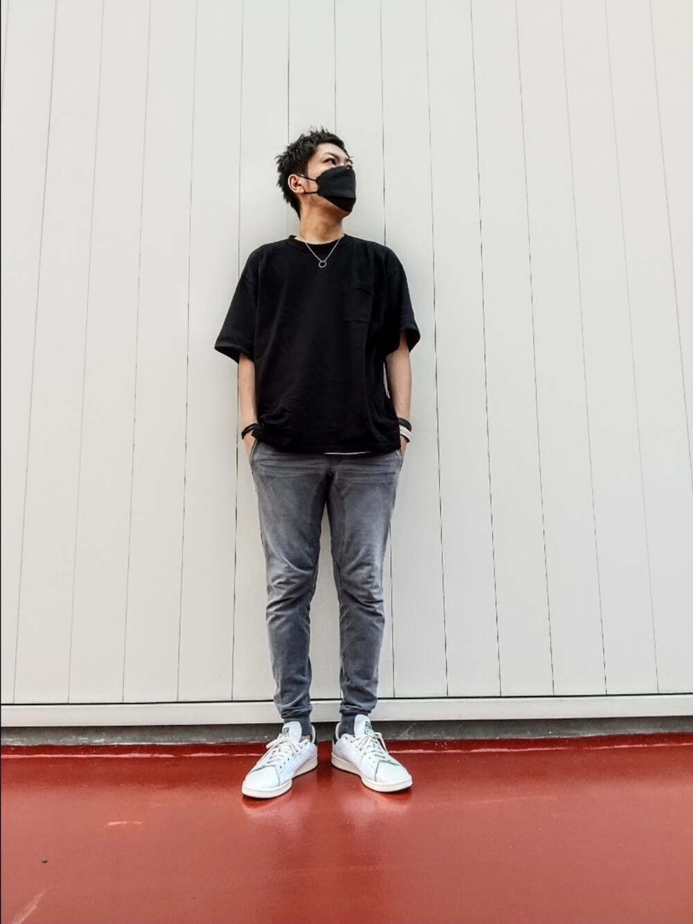 ブラック系のTシャツ/カットソー、ホワイト系のスニーカー、グレー系のその他パンツを着用したメンズの秋コーディネートの2枚目の写真