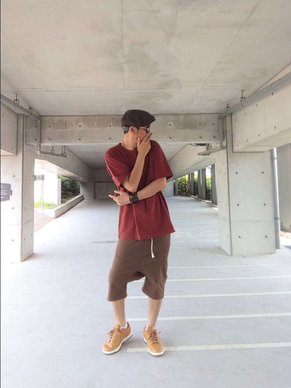 ブラウン系のTシャツ/カットソー、ブラウン系のその他パンツ、ブラウン系のスニーカーを着用したメンズの夏コーディネートの3枚目の写真