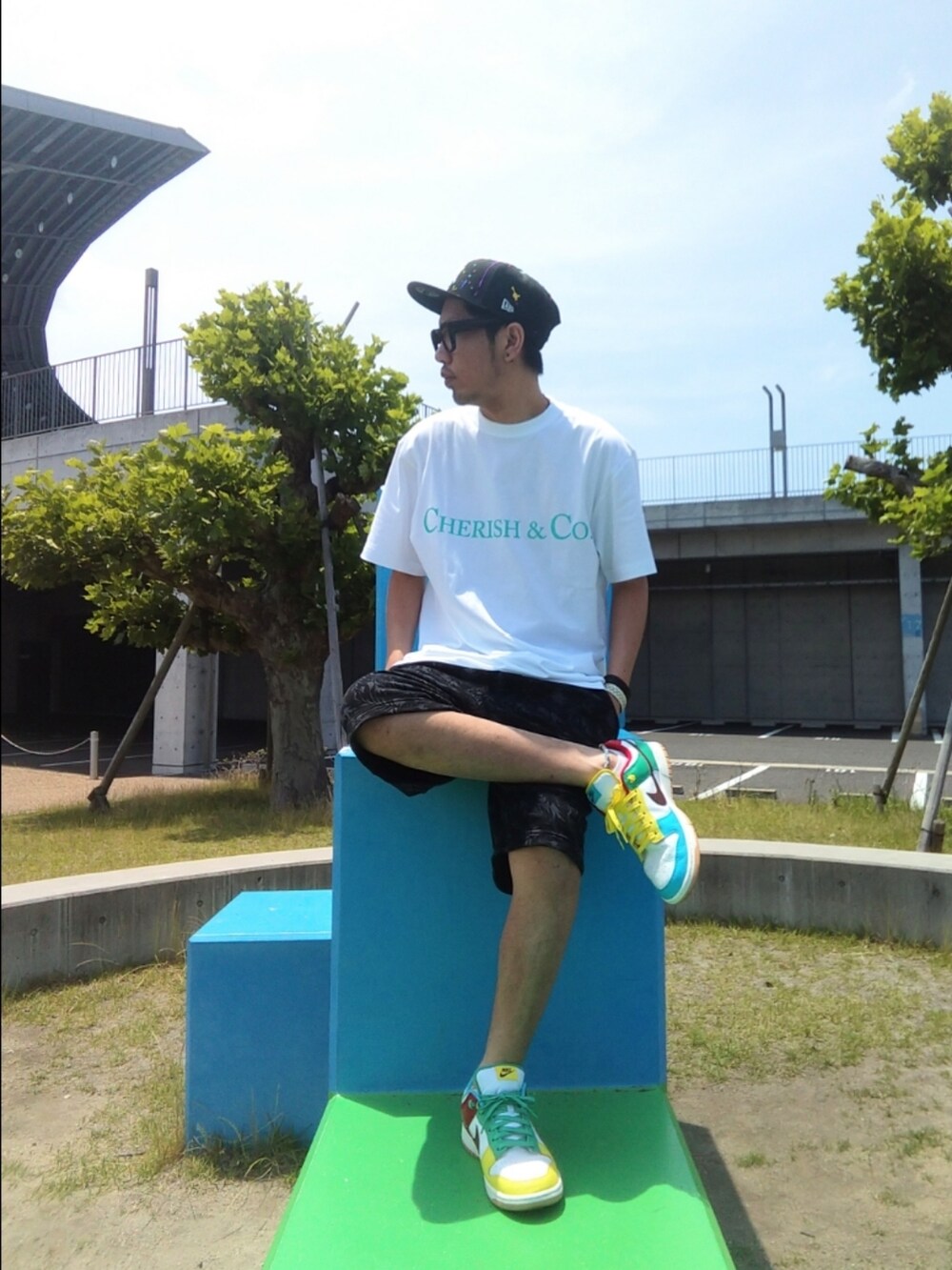 ホワイト系のTシャツ/カットソー、ブラック系のパンツ、その他のスニーカーを着用したメンズの夏コーディネートの4枚目の写真
