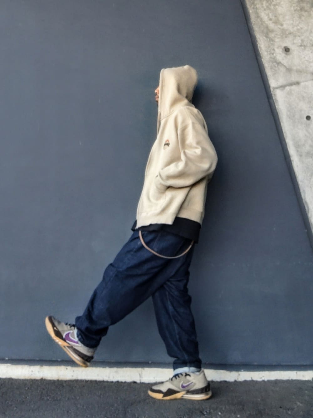 ベージュ系のパーカー、ブラック系のTシャツ/カットソー、ブルー系のデニムパンツを着用したメンズの春コーディネートの3枚目の写真