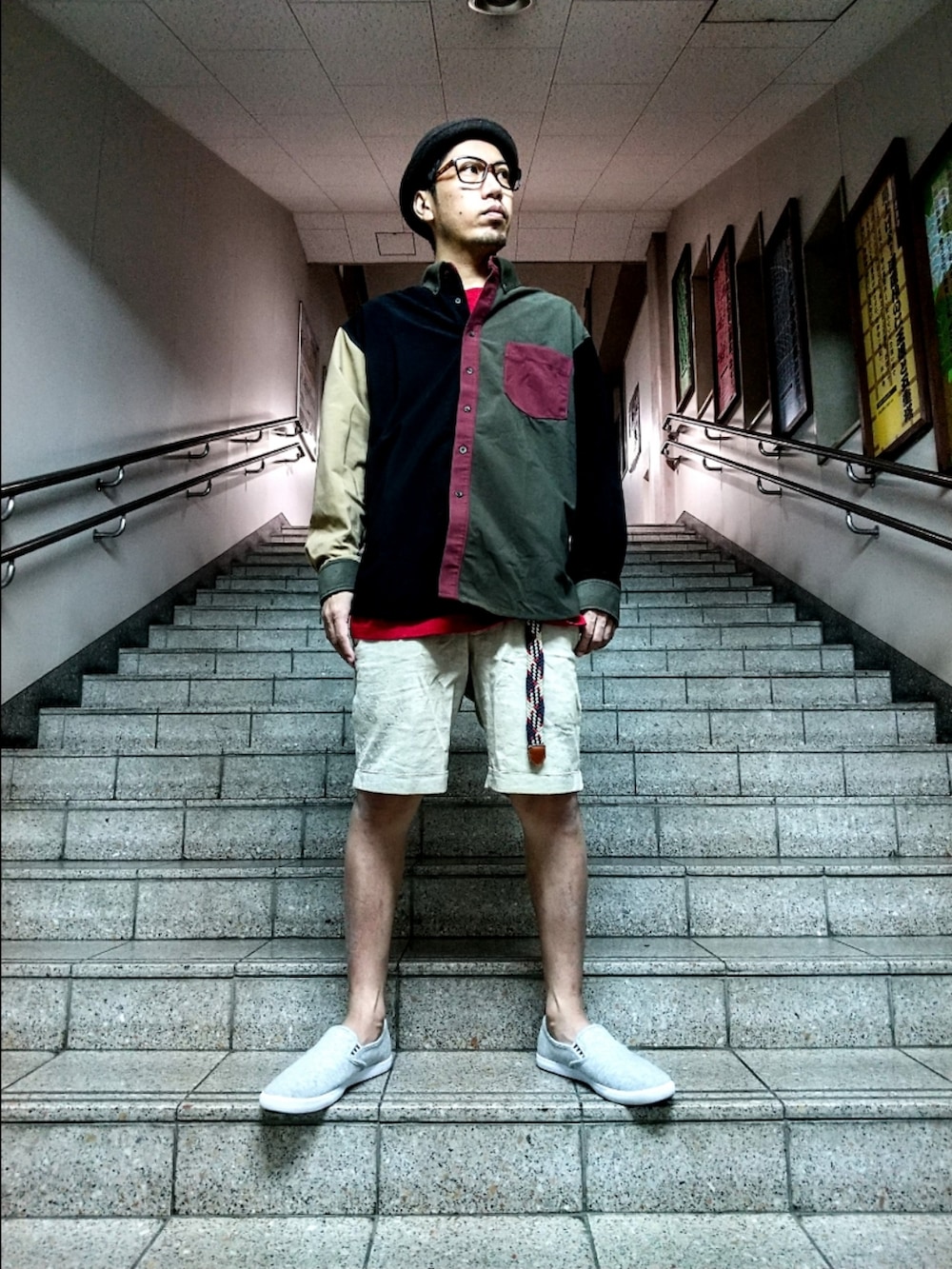 その他のシャツ/ブラウス、ベージュ系のその他パンツ、グレー系のスニーカーを着用したメンズの秋コーディネートの2枚目の写真