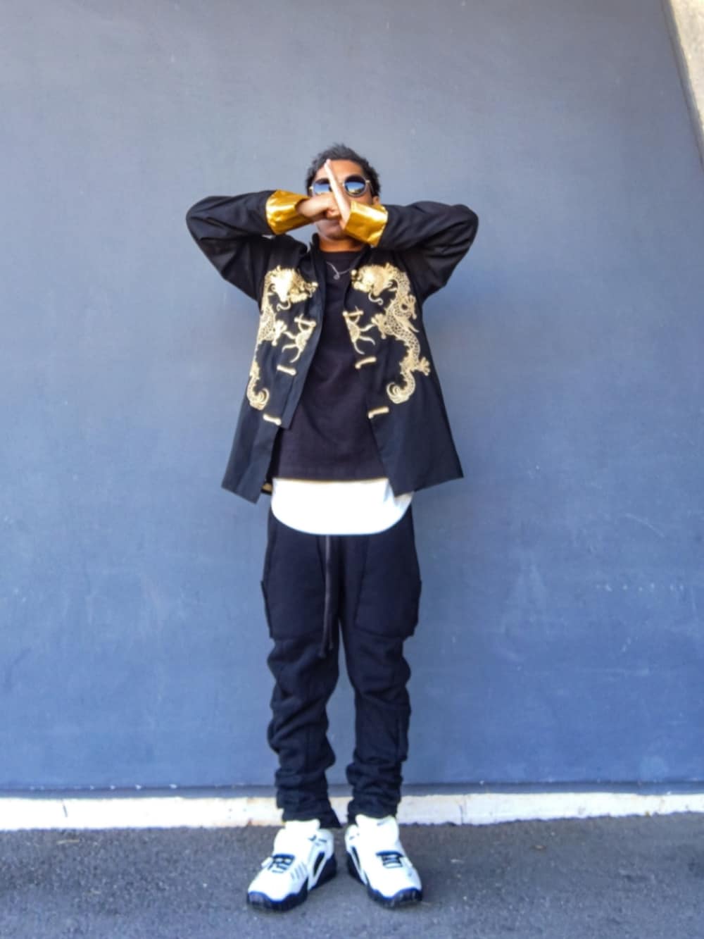 ブラック系のその他アウター、ブラック系のスウェット、ホワイト系のタンクトップを着用したメンズの冬コーディネートの4枚目の写真