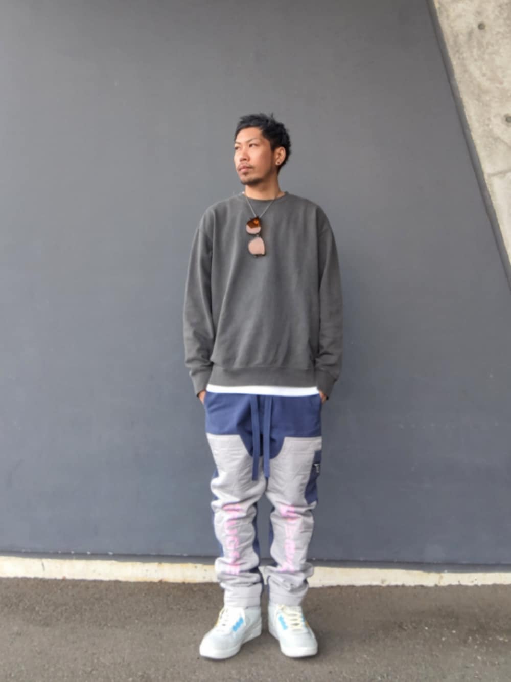 ブルー系のカーゴパンツ、グレー系のスニーカー、グレー系のスウェットを着用したメンズの春コーディネートの3枚目の写真