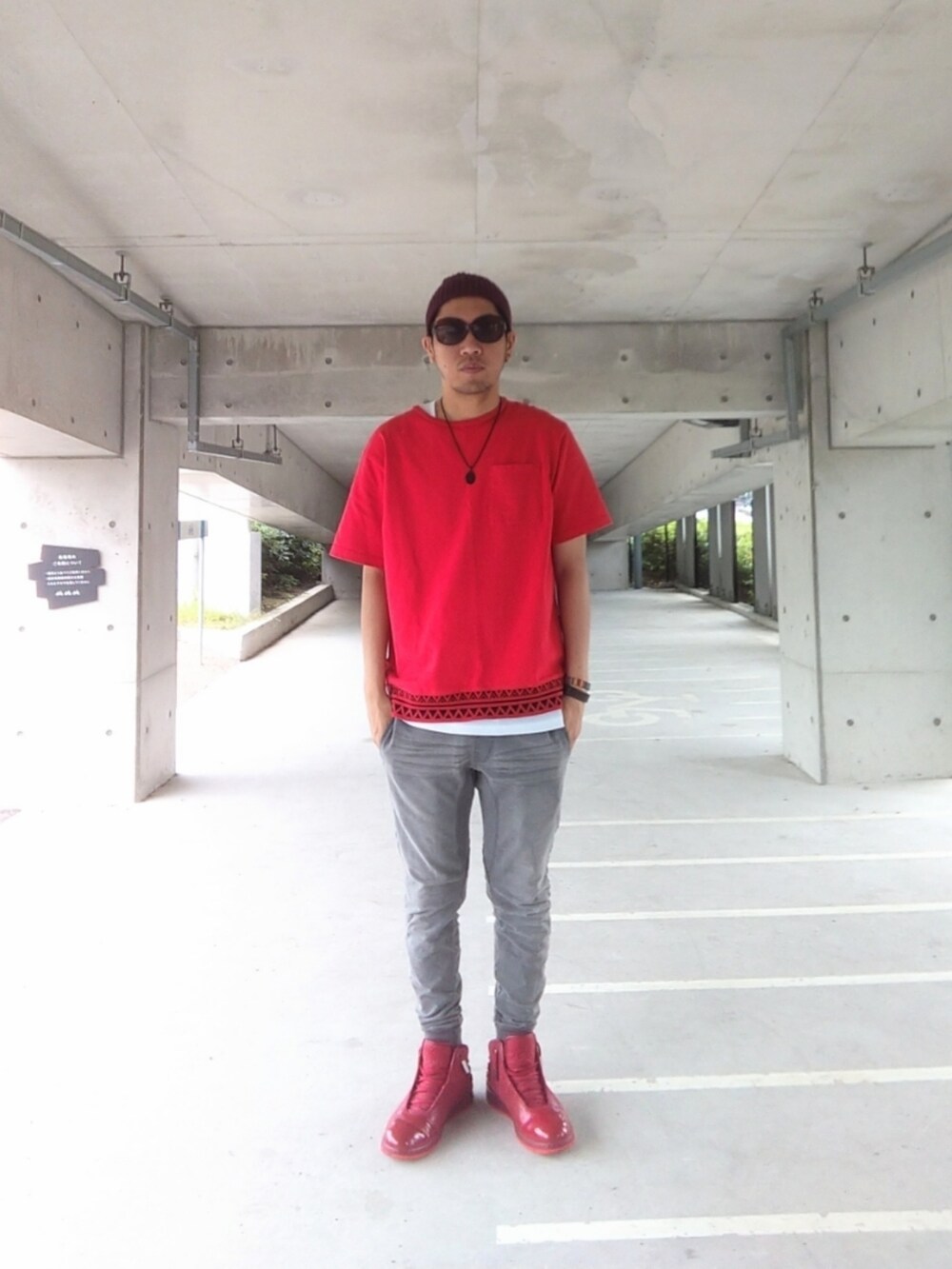 レッド系のTシャツ/カットソー、レッド系のスニーカー、グレー系のその他パンツを着用したメンズの夏コーディネートの2枚目の写真